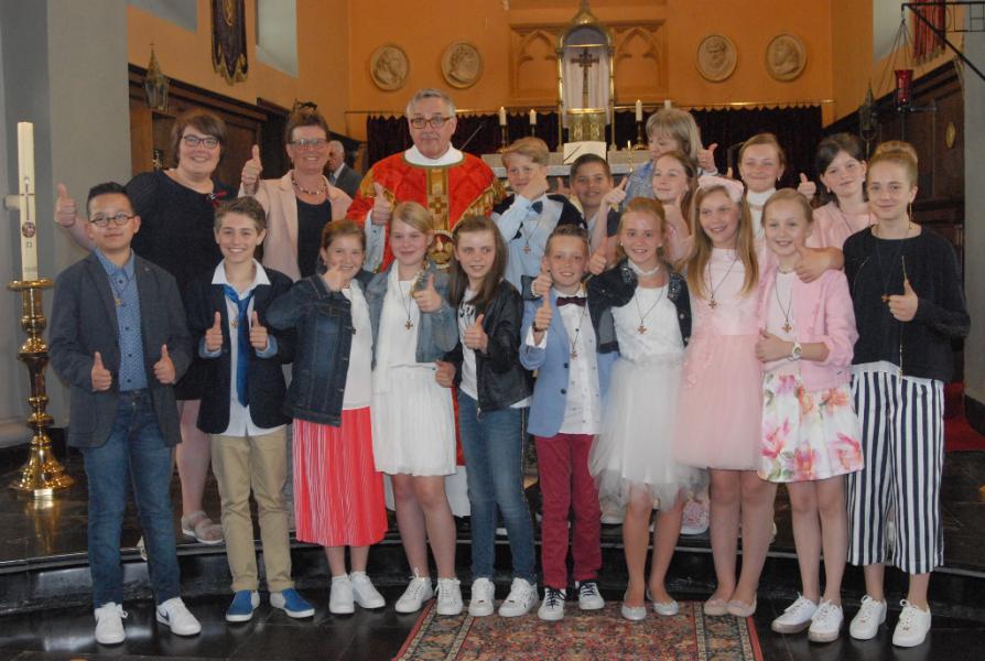 Vormelingen Kaster met priester Marc en hun catechisten. 