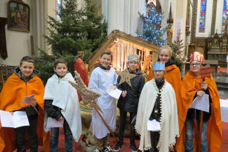 Onze vormelingen als Sterzangers aan de kerststal  - groepje van Nancy en Sabrina © Sabrina Heesters
