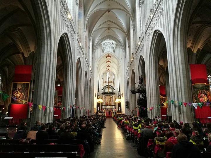 De vormelingen vierden eucharistie in de Antwerpse kathedraal 