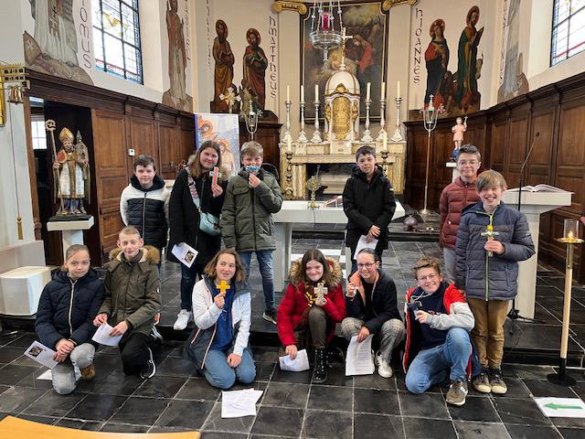 Een groepje vormelingen was aanwezig in de kerk van Nederhasselt op zondag 20 maart. © Gino Vernaillen