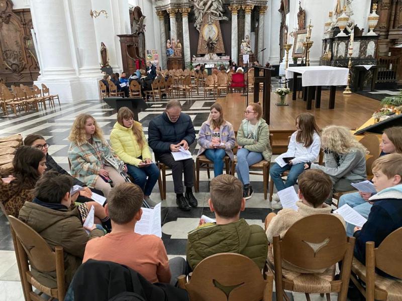 Het vormselgroepje van Aspelare ging met Marc in gesprek © Tim Van Nieuwenhove