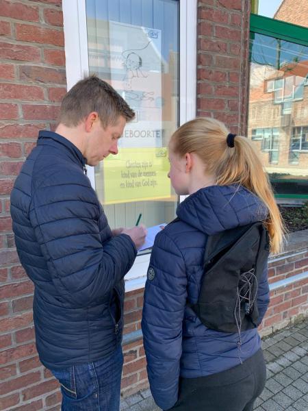 vormeling Yana gaat in gesprek met papa op de vormseltocht © Parochie Heilige Helena
