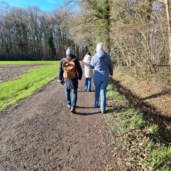 Jan was één en al oor voor allen in het zorgpastoraat (Wandelbabbel, Ieper) © Ilse Van Gorp