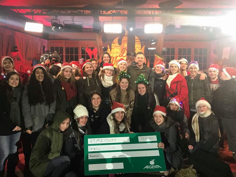 De leerlingenraad van Heilige Harten Secundair haalde maar liefst 2.554,44 euro op met de Warmste Nacht voor "De Valier"! Dit is de 'jeugd van tegenwoordig'. Onnoemelijk respect voor alle leerlingen/leerkrachten die dit project verwezenlijkten. 