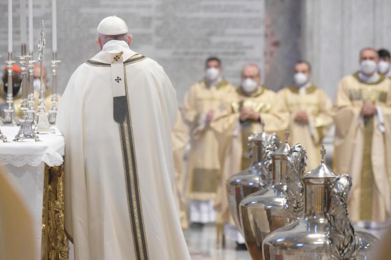 Franciscus zegende de h.olie © Vatican Media