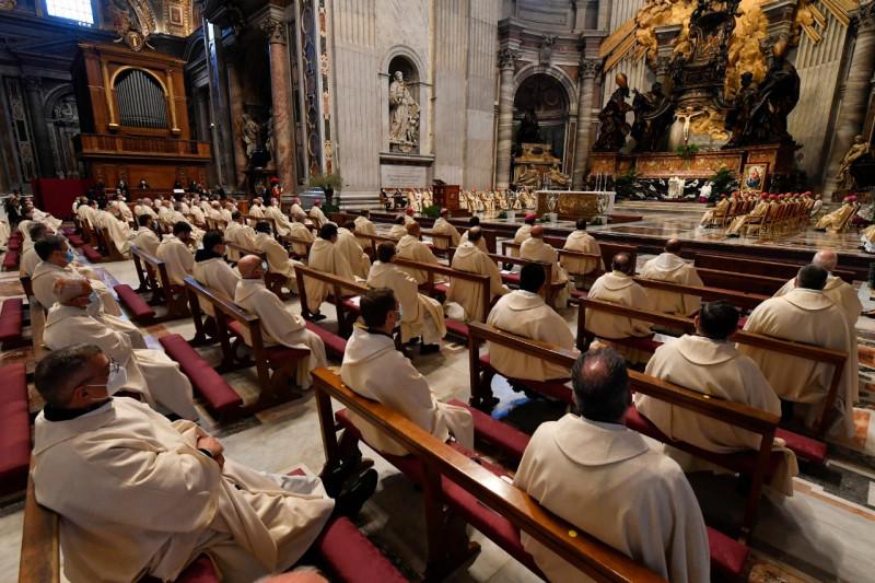 75 geestelijken hernieuwden hun priestergeloften.  © Vatican Media