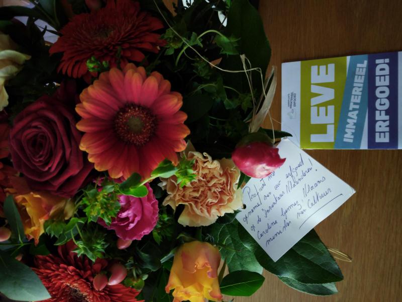 bloemen en gelukwensen van minister Caroline Gennez © © Werkplaats Immaterieel Erfgoed