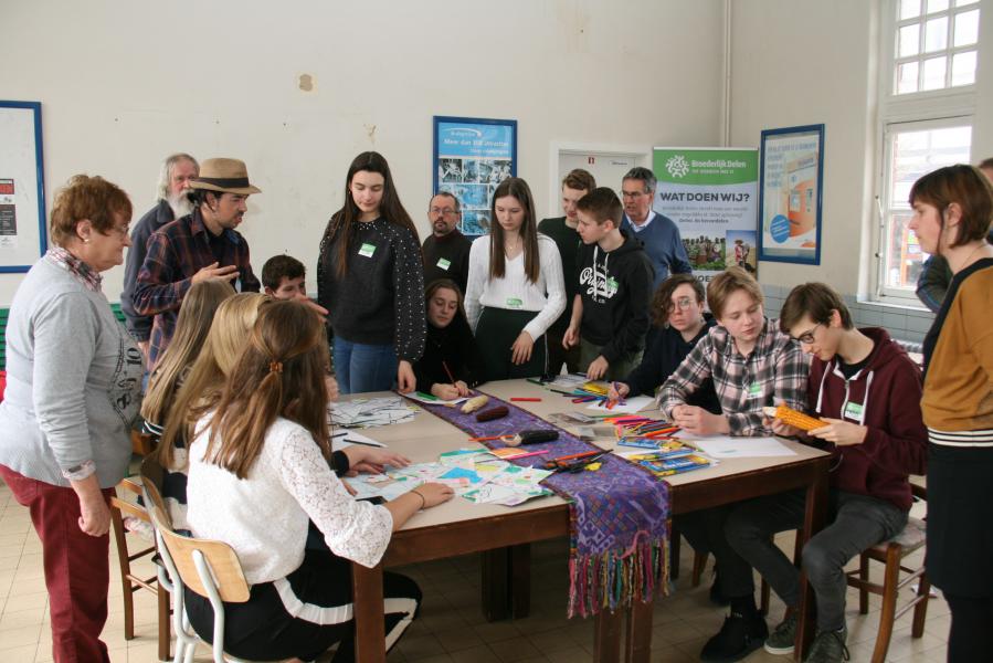Wat maakt groei mogelijk? Leerlingen van 't Saam Campus College Diksmuide legden de basis voor de mural. © Federatie Krekedal Kortemark
