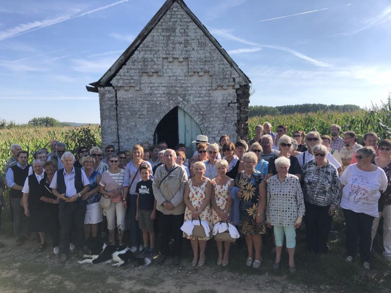 Alle deelnemers verzamelden zich op het einde van de 206e Wegom rond de laatste kapel. Dit is een historische foto, volgend jaar zal deze kapel vervangen zijn door een nieuwe kapel... Op hoop van zegen! © Alexander Vandaele
