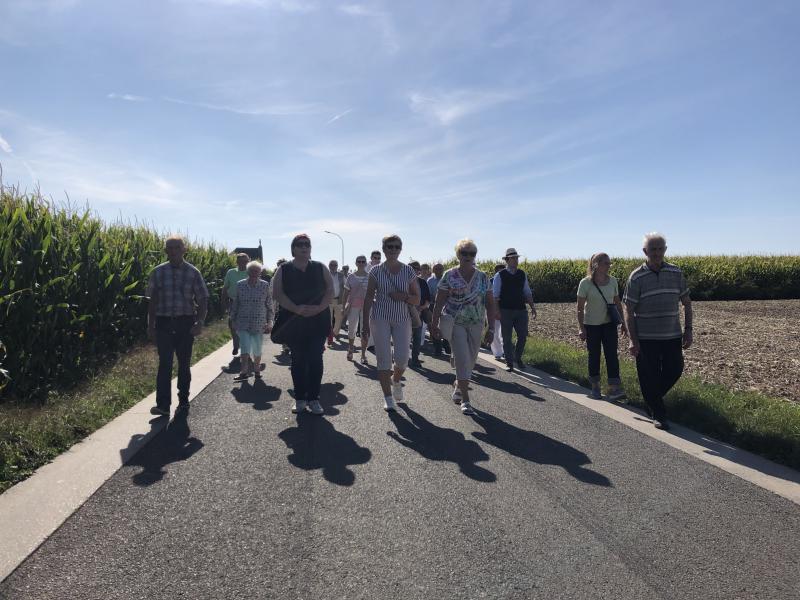 Biddend onderweg op het feest van Onze-Lieve-Vrouw van Zeven Weeën... © Robrecht Weets