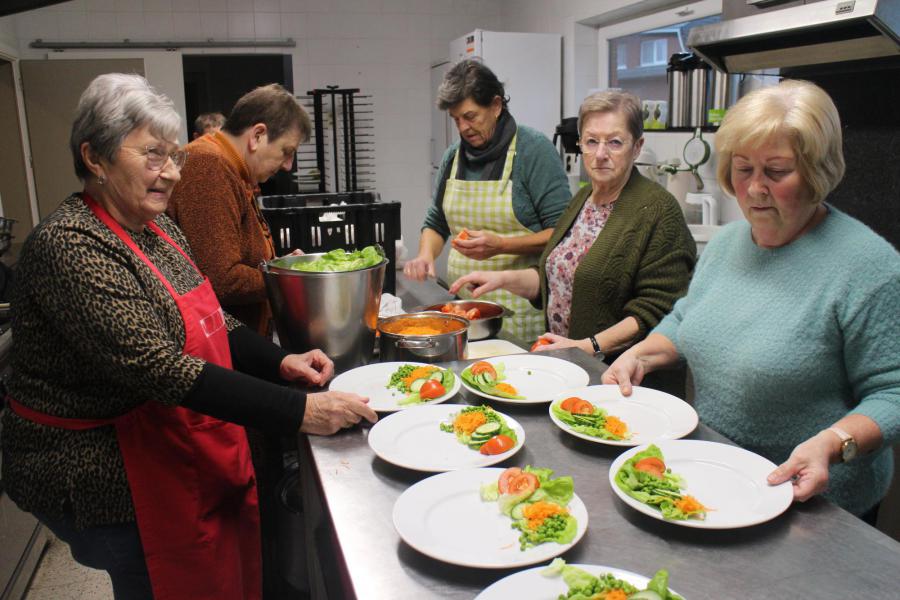In de keuken worden soep en croques klaar gemaakt © RvH