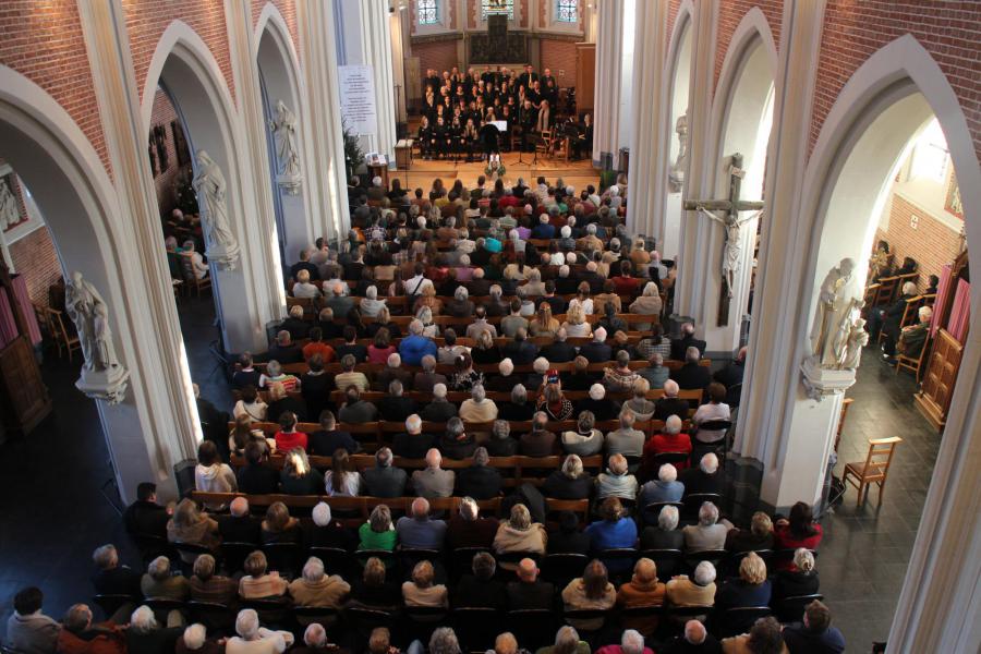Met liederen en verhalen strooide ’t Ziël glinsteringen doorheen de overvolle kerk © RvH