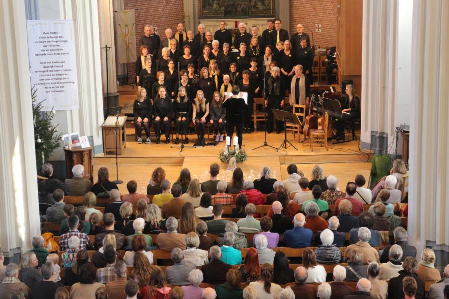 Met liederen en verhalen strooide ’t Ziël glinsteringen doorheen de overvolle kerk © RvH
