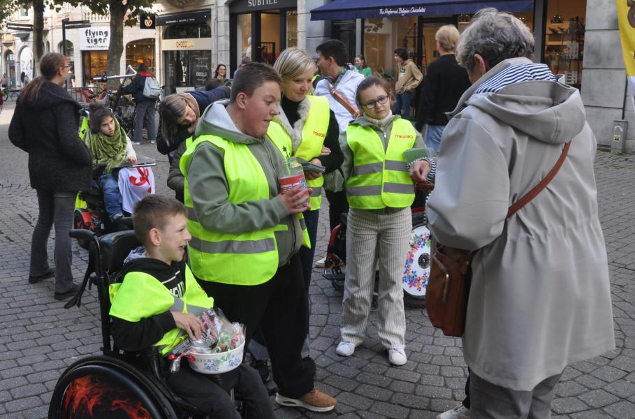 Kinderen helpen kinderen met de verkoop van zelfgebakken cakejes © Tom Heylen/Missio