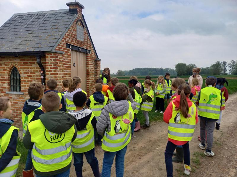 Juf Romina en haar kinderen doen de Maria speurtocht in Denderwindeke 