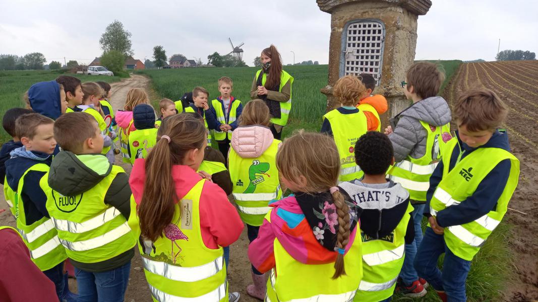 Juf Romina en haar kinderen doen de Maria speurtocht in Denderwindeke 