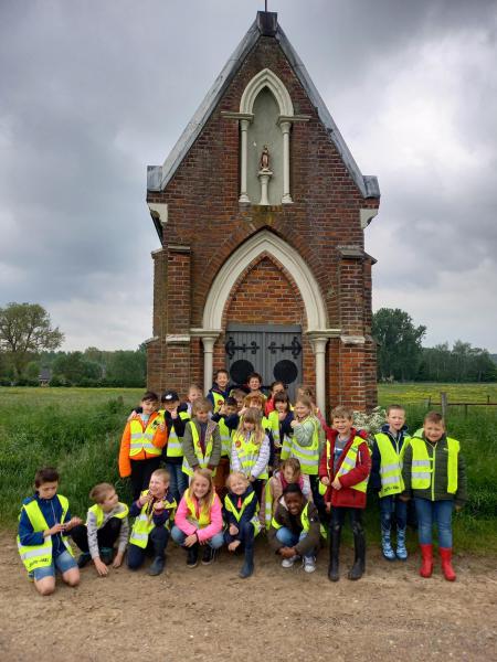 Juf Romina en haar kinderen doen de Maria speurtocht in Denderwindeke 