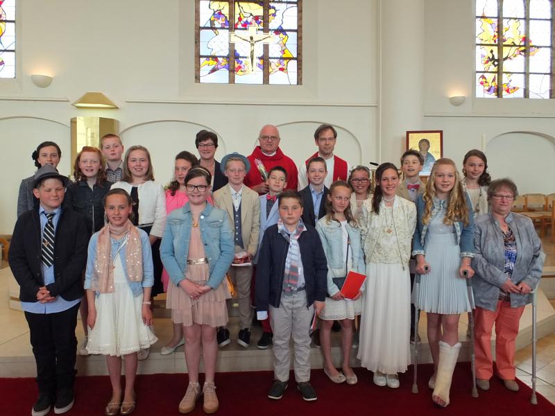 Groepsfoto vormselviering 2017 in de kerk van Woumen. 