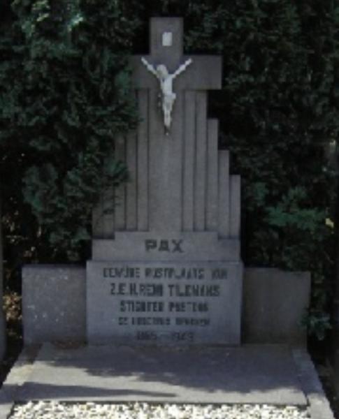 graf van Pieter Remi Tilemans op de begraafplaats van Berchem, vlakbij de ingang aan de Chasse Royale (Prins Leopoldlaan) © Mia Verbanck