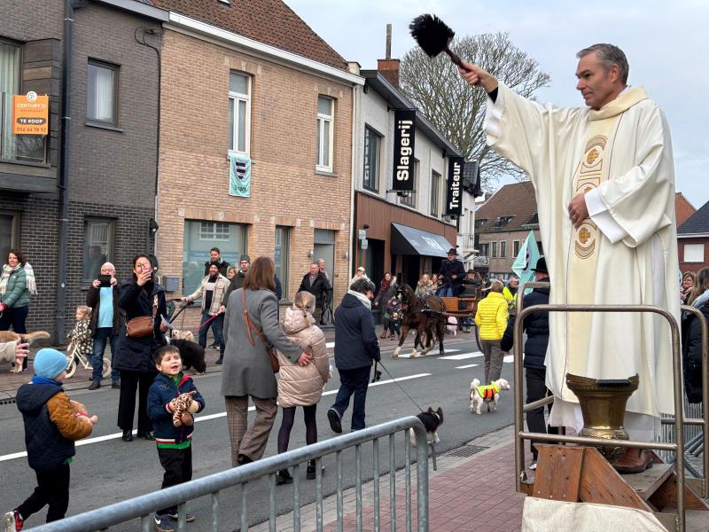 Diaken Jean-Yves zegent de dieren. 