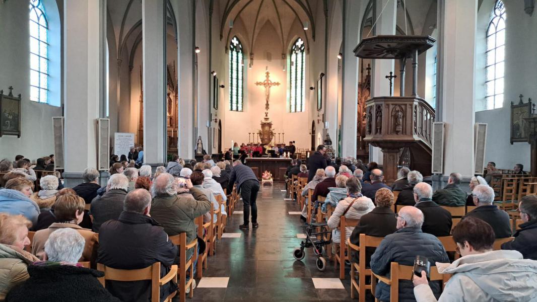  Grote opkomst voor de mooie en intense eucharistieviering. 
