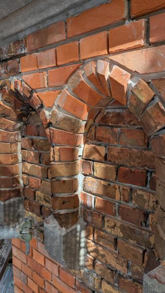 De meeste gevelstenen van de kerktoren zijn vervangen © Jan Swanckaert