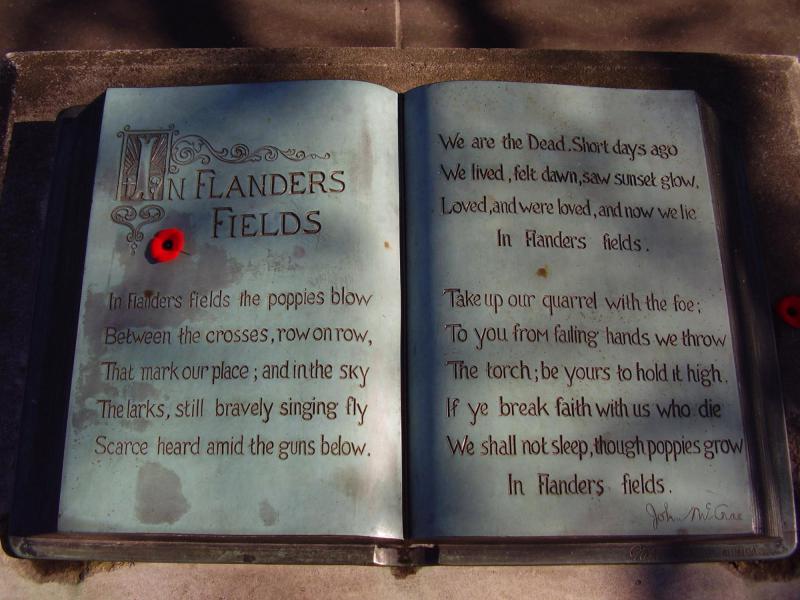 Gedicht 'In Flanders Field' in Ieper © Lx 121, CC BY-SA 3.0, via Wikimedia Commons