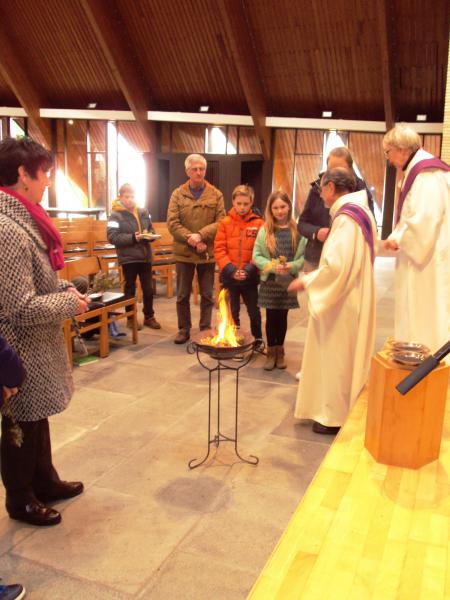 Vormelingen helpen in Sint-Pieter mee bij het verbranden van de oude palmtakjes 