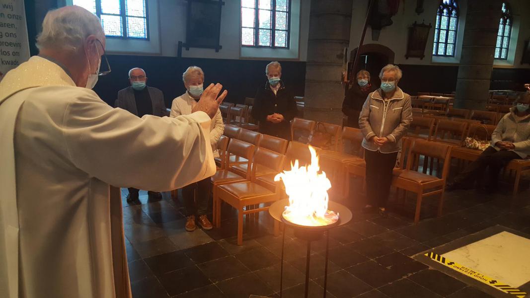 Zegening van het vuur © kerk in Sint-Gillis-Waas en Stekene
