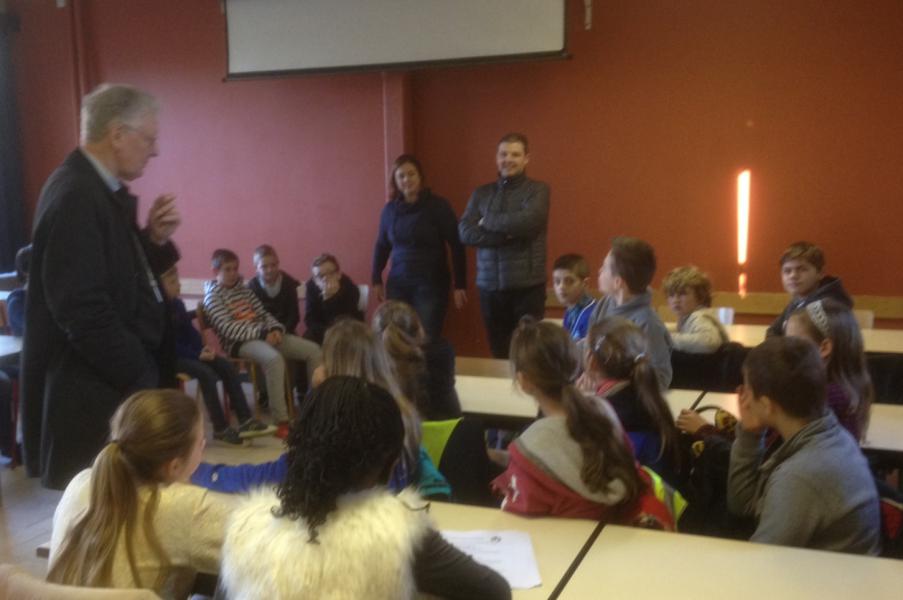 Bisschop Luc Van Looy op schoolbezoek in het zesde leerjaar. © SFEvergem