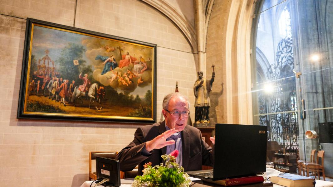 Hulpbisschop Vanhoutte in gesprek met pater Frans Fabry tijdens de webinar. © Laurens Vangeel
