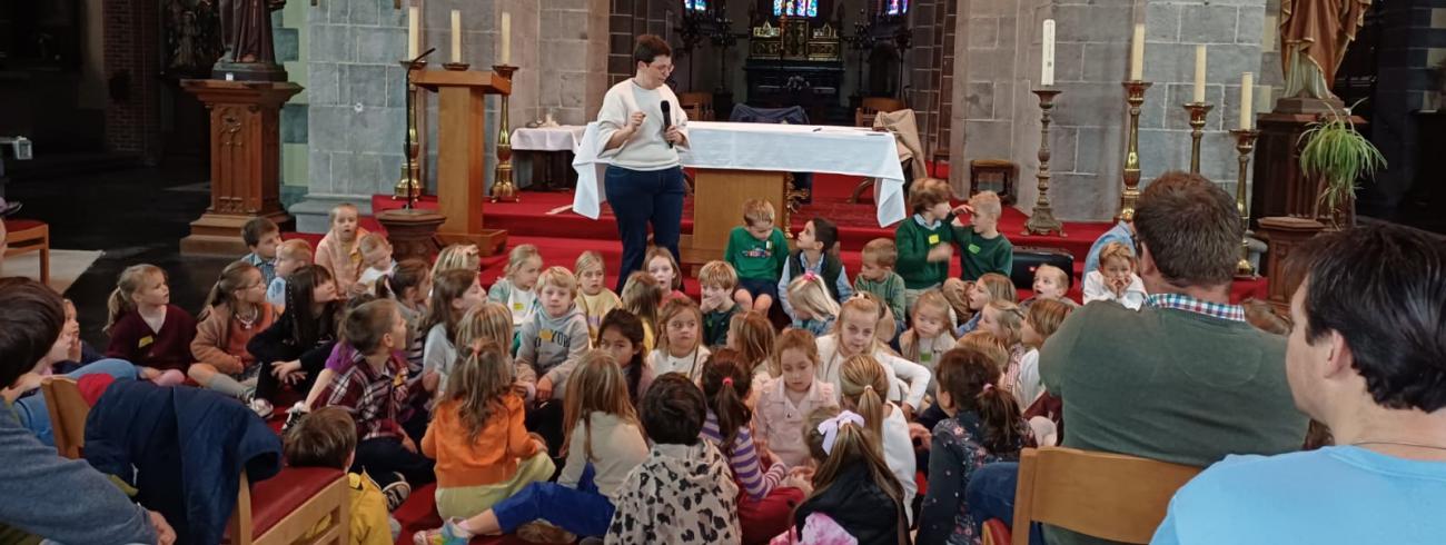 Eerste communicanten zingen uit volle borst 'Aan tafel! Aan tafel!. 