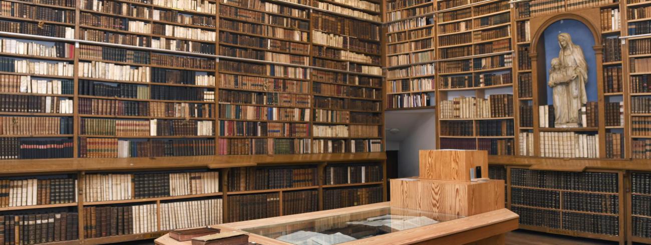 De bibliotheek van de karmelieten is een van de unieke blikvangers van de gegidste rondleidingen door de bewoonde kloosters. © Maîtrise