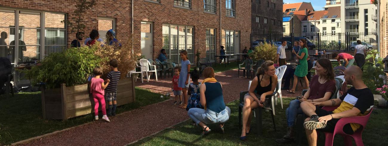 Het Béguinage du Viaduc herbergt drie vluchtelingenfamilies. Er zijn vijfentwintig kinderen op de site maar evengoed ouderen.  Er is geen verschil tussen de woningen van armen en rijken. © rr