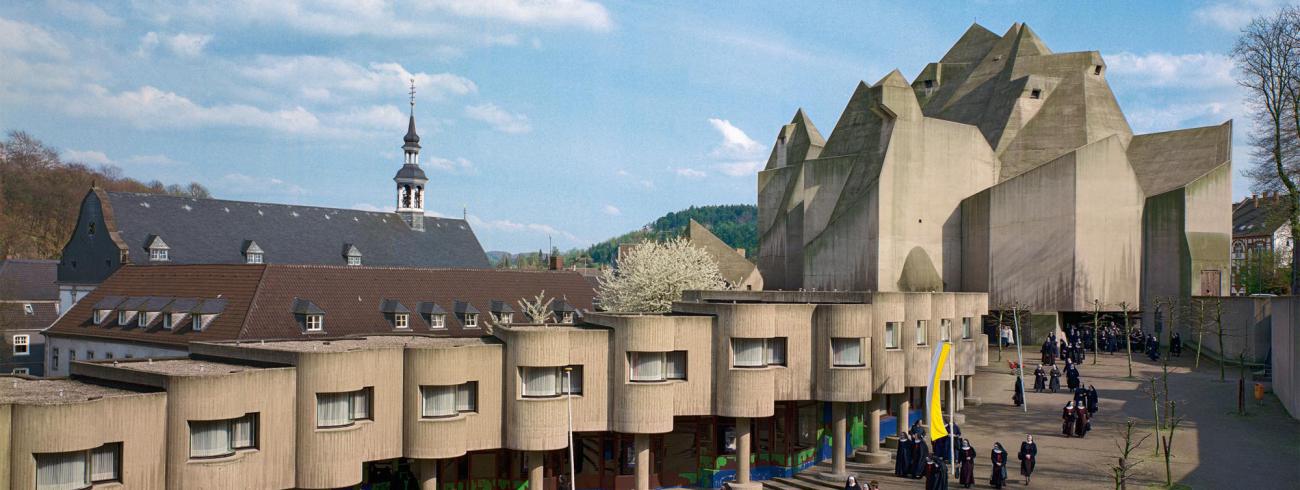 Zicht op de Maria Koningin van de Vredekerk in Neviges, een ontwerp van Gottfried Böhm.  © Inge en Arved von der Ropp – Irene und Sigurd Greven Stiftung