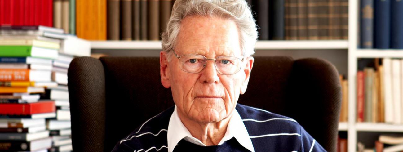 Hans Küng zorgde ervoor dat zijn (tegen)stem werd gehoord en deed dat met de verve van een popster, wat de media extra voer gaf om graag zijn megafoon te zijn. © Boris Schmalenberger