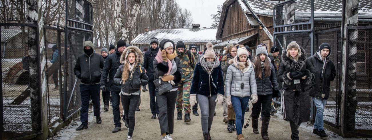 “Wanneer je de poort van Auschwitz binnenstapt, voel je de spanning, de stilte, de leegte die eigenlijk niet zo leeg is”,  schrijft Julie over haar indrukken van de herinneringsreis.  © Erwin Ceuppens / Belgian Defence