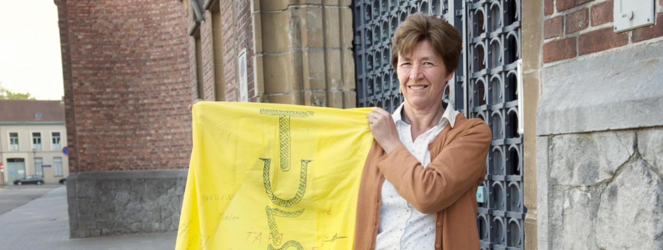 “De gele vlag met voornamen erop, verwijst naar het lied Tie a yellow ribbon round the old oak tree dat oproept tot solidariteit met gevangenen”,  verduidelijkt Donatienne de Borman.  © Ilse Prinsen