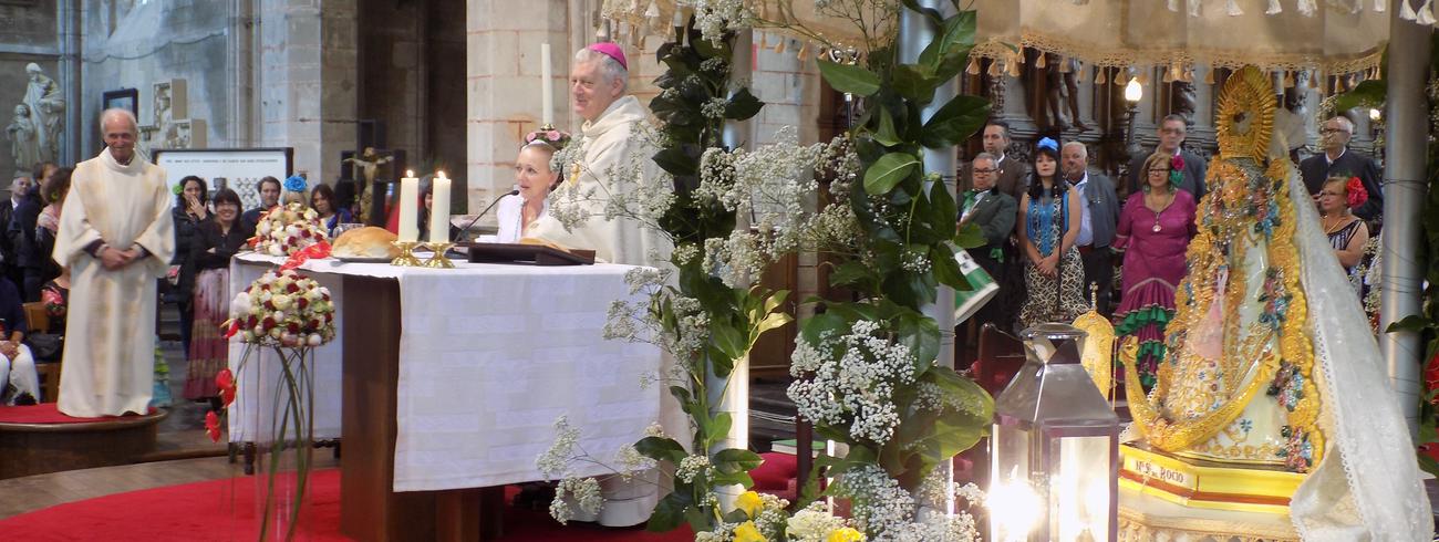 Beeld van de 'Virgen el Rocio' met onder meer monseigneur Leon Lemmens.