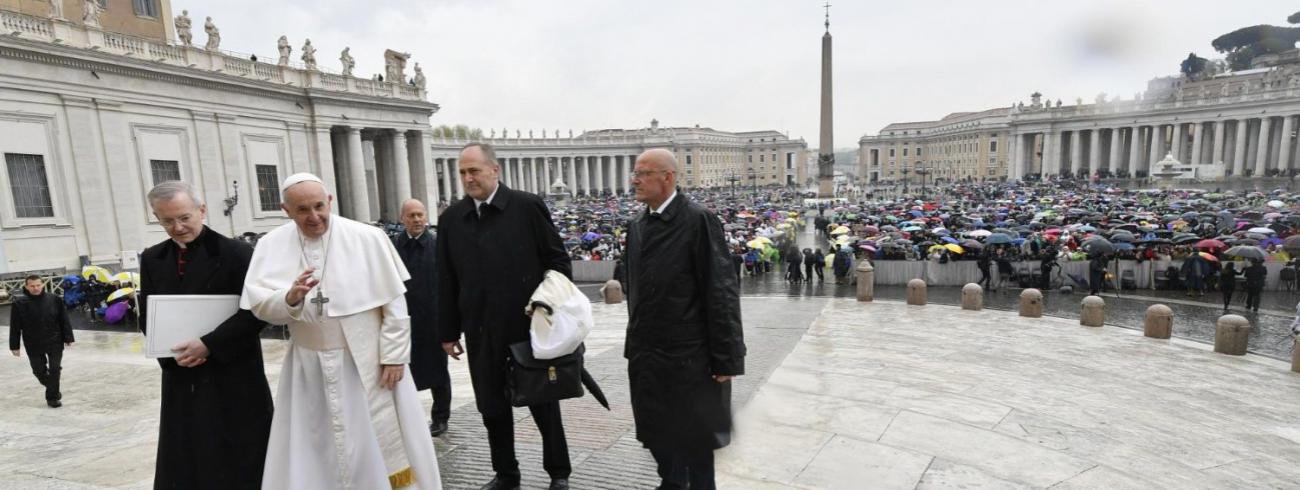 Paus Franciscus tijdens zijn catechese over het Onzevader op de algemene audiëntie van woensdag 10 april 2019 © VaticanMedia