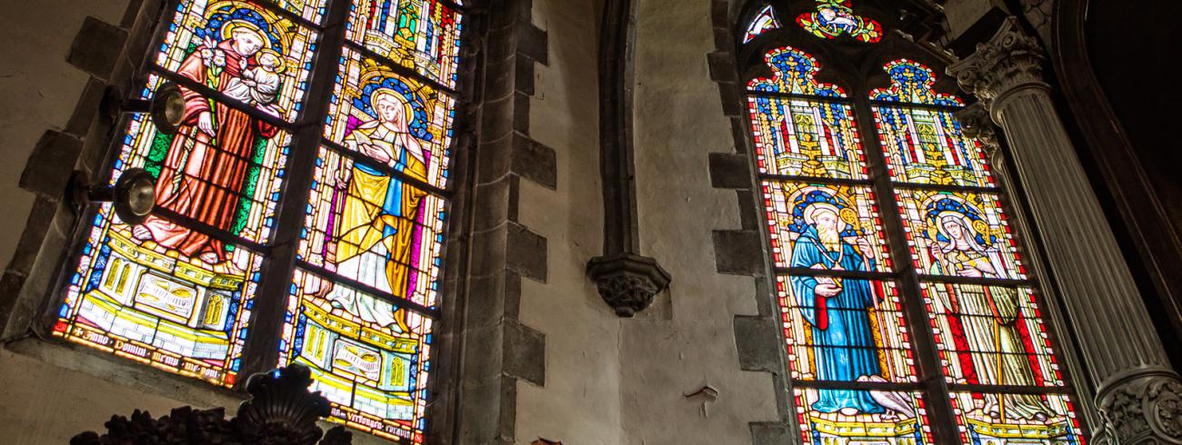 Glasramen in de Sint Walburgakerk van Meldert. Sint Benedictus 