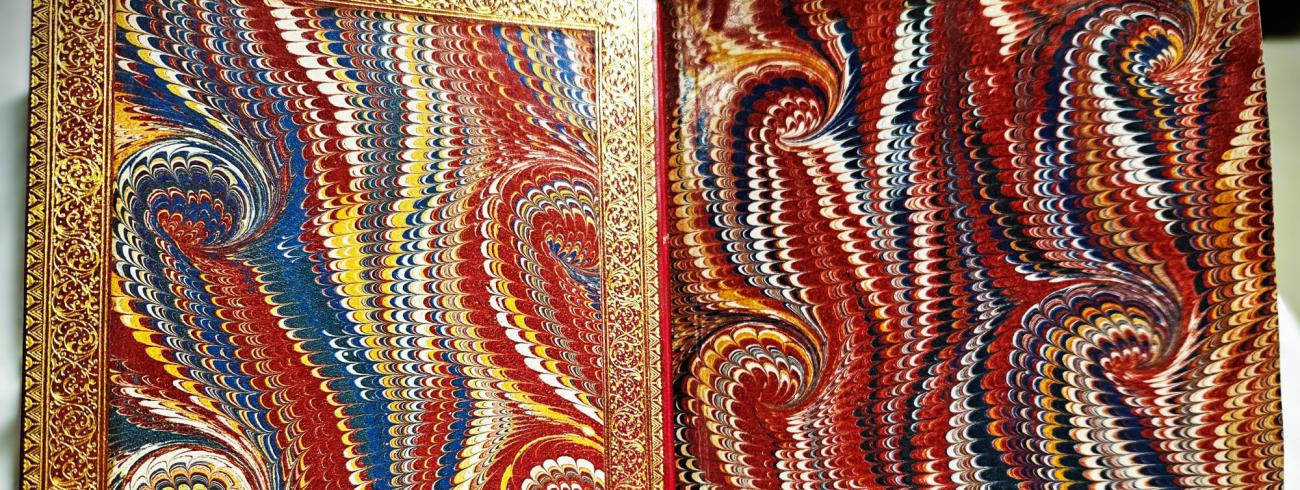 Gemarmerde schutbladen met bladgoud randversiering © Bibliotheek Grootseminarie