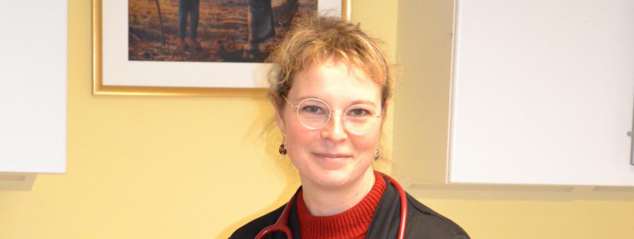 “Ik voel me pas goed als de patiënt naar buiten gaat met het gevoel dat zijn rugzak lichter is”,  stelt dokter Jacqueline Van De Walle. © evl