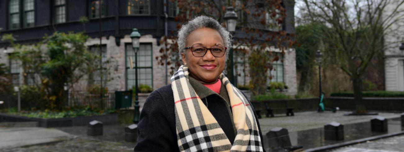 Georgina Dibua Mbombo benadrukt dat de Belgische kolonisatie hoogst atypisch was.  “Bij de Belgen primeerde het onderscheid. Apartheid werd er niet gedeclareerd, maar ze was  wel geïnstitutionaliseerd, in de publieke ruimte en in de geesten.”  © Luc Gordt