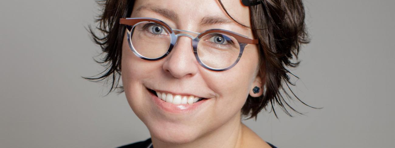 “Van betekenis zijn voor een ander is heel belangrijk voor onze waardigheid”, meent ethica Yvonne Denier. Dat geldt ook wanneer we in een situatie van zorgbehoevendheid verkeren.   © Sophie Nuyten