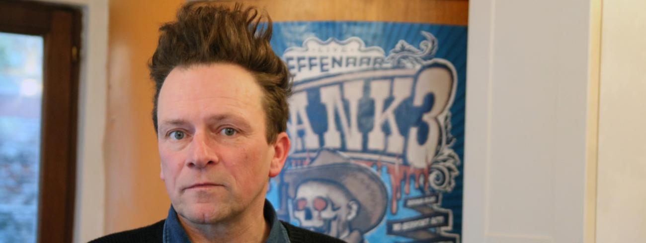 “Wat mij altijd  heeft aangesproken in het katholicisme is wat andere mensen juist ervaarden  als hypocrisie:  het enerzijds- anderzijds-denken, de zogenaamde  tsjeventaal. Ik vind dat een geweldige  kracht”, zegt Christophe  Vekeman.  © jvdv