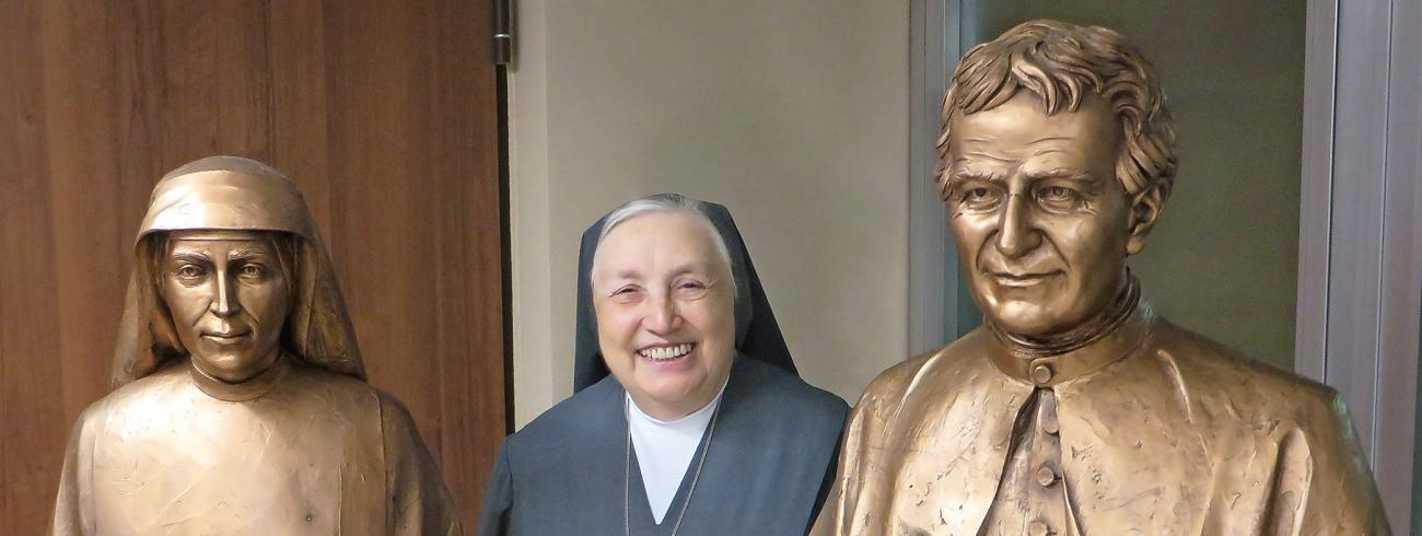 Yvonne Reungoat, op de foto geflankeerd door ordestichters Maria Mazzarello en Don Bosco, vindt het belangrijk dat bisschoppen hun priesters en de mensen nabij zijn en dat ze leken een volwaardige plaats geven.  © evl