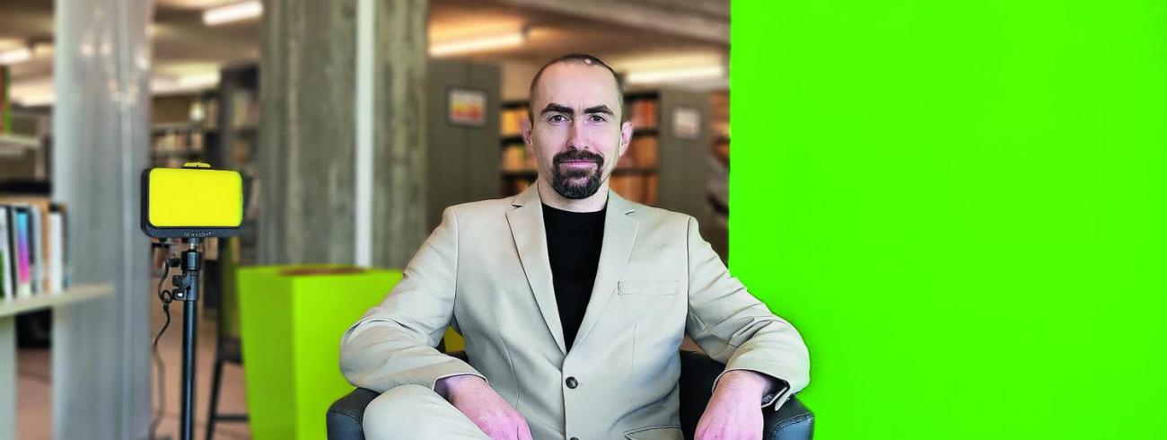 Timothy Beynaerts gebruikt in de bibliotheek van het Theologisch en Pastoraal Centrum in Antwerpen YouTube om via interviews brede maatschappelijke onderwerpen aan te snijden.  © HIGWA