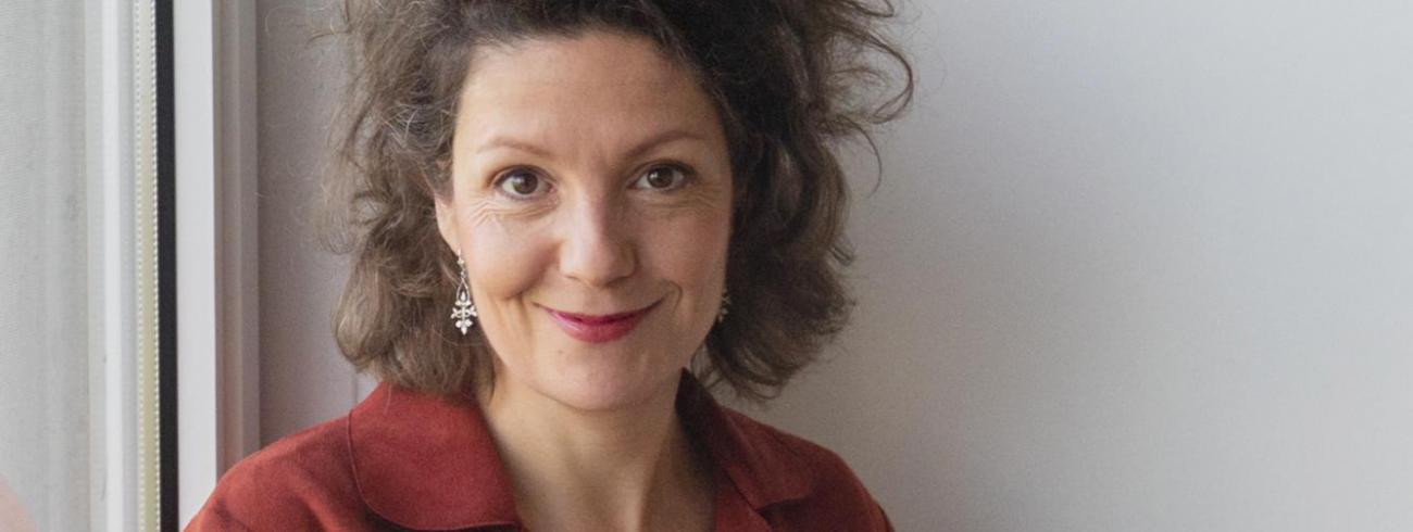 “Het sacrale heeft het religieuze overleefd. Zelfs vanuit de filosofie van de immanentie kan er nog altijd sacraliteit zijn”,  zegt Tinneke Beeckman.  © Ilse Prinsen