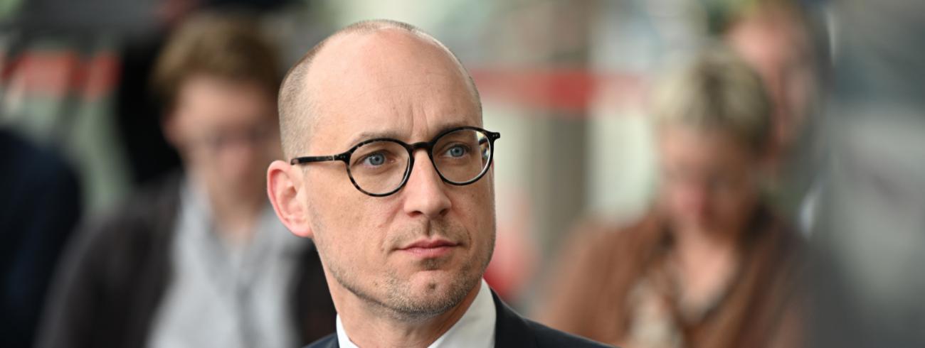 “Dat iedere mens telt en dat je mensen die het moeilijk hebben ondersteunt, dat is de mooiste ideologie die er volgens mij bestaat”, stelt Vincent Van Peteghem.  © FOD Financiën